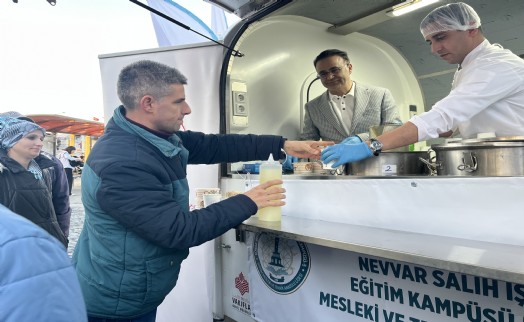İzmir’de meslek lisesi öğrencilerinden kendi hazırladıkları yiyeceklerle bin kişilik iftar