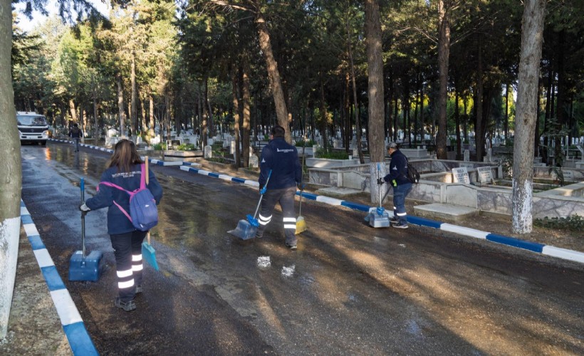 İzmir’de mezarlıklar Ramazan Bayramı’na hazırlanıyor