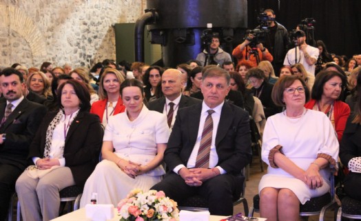 Kadın Zirvesi’nde Tugay’dan çarpıcı mesaj: Bu zulüm bitmeli!