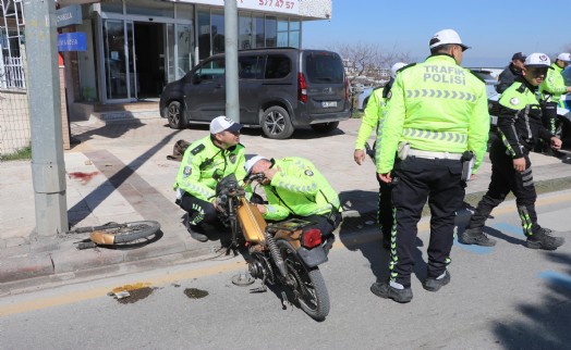 Kamyonete arkadan çarpan motosikletlinin acı sonu
