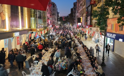 Karşıyaka Çarşı’ya dev sofra: 5 bin kişi iftarda buluştu!
