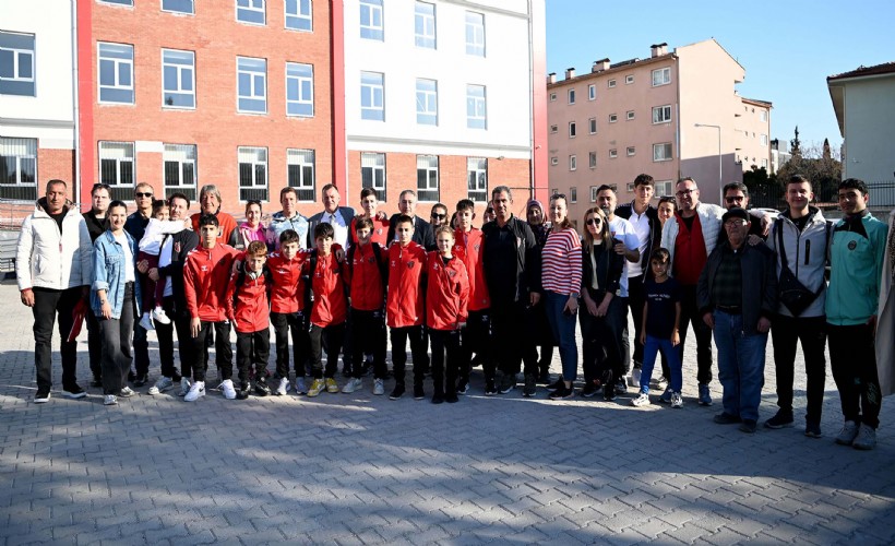 Katar’da mahsur kalan Kuşadalı sporcuları aileler gözyaşlarıyla karşıladı