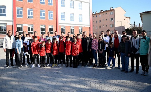 Katar’da mahsur kalan Kuşadalı sporcuları aileler gözyaşlarıyla karşıladı