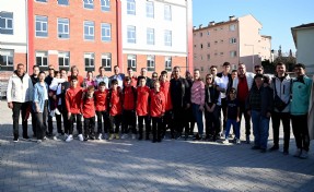 Katar’da mahsur kalan Kuşadalı sporcuları aileler gözyaşlarıyla karşıladı