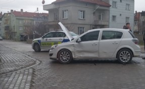 Kavşakta feci çarpışma: 1’i çocuk 3 yaralı!