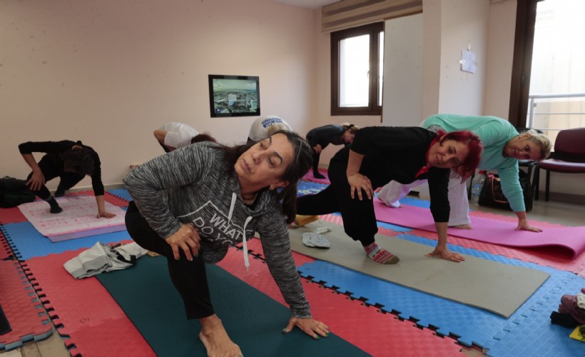Konak’tan İleri Yaş’a sağlıklı mola: Yoga kursuyla zinde kalıyorlar