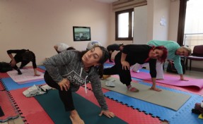 Konak’tan İleri Yaş’a sağlıklı mola: Yoga kursuyla zinde kalıyorlar
