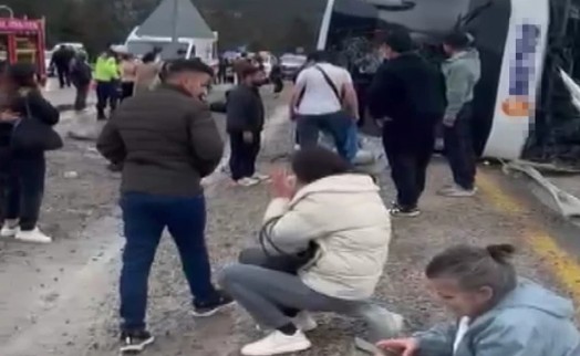 Konya-Antalya kara yolunda yolcu otobüsü devrildi: Yaralılar var