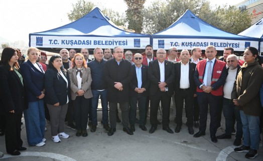 Kuşadası'nda Başkan Ömer Günel için ’Demokrasi nöbeti’ başladı