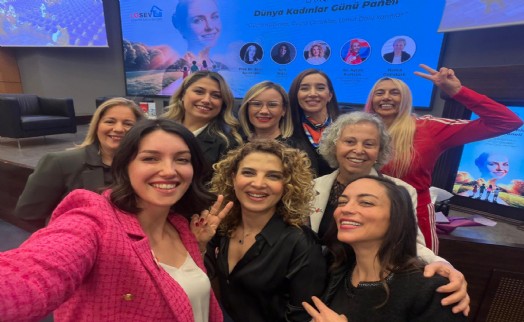 LÖSEV’den 8 Mart etkinliği: İzmir’de kadınlar bir araya geldi