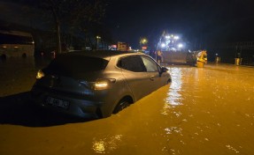 Manisa’da sağanak; araçlar yolda mahsur kaldı