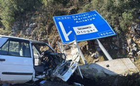 Muğla'da karayolu tabelasına çarpan otomobildeki evli çift yaralandı