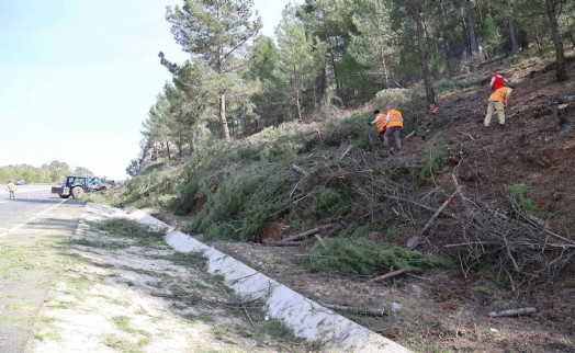 Muğla'da yangınlara karşı yol kenarlarında yoğun mesai