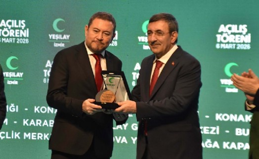 Nazım Torbaoğlu, Cumhurbaşkanı Erdoğan'ın ardından Cevdet Yılmaz'dan da plaket aldı