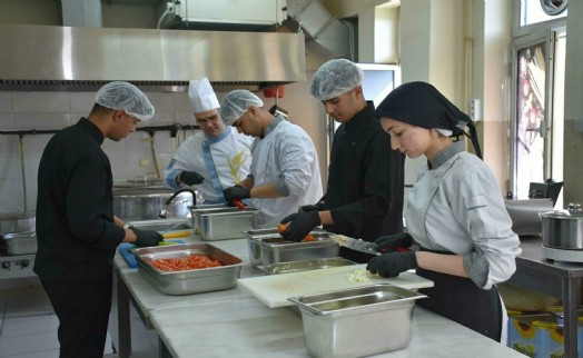 Okulun kazanı iftarda tarım işçileri için kaynadı