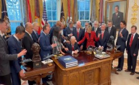 Oval Ofis'te dua seansı! Trump’ı çembere alıp ayin yaptılar