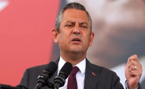Özel, Akın Gürlek'in babasına seslendi: 'Amcacığım senin oğlanda utanmak yok..'