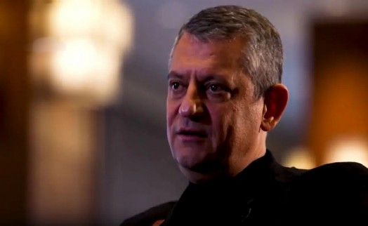 Özel, İmamoğlu'nun kanalında '19 Mart'ı anlattı: 'Millet bayrağı bırakıp kaçana vermiyor'