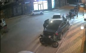 Otomobil park halindeki araçlara çarptı