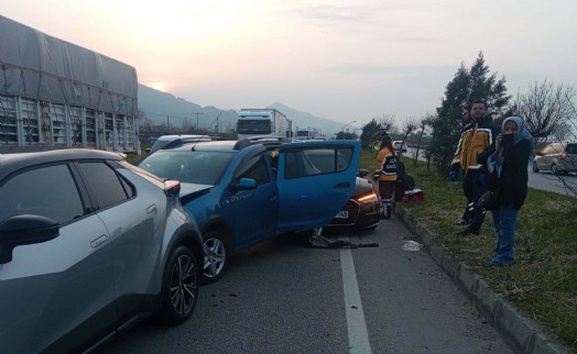 Salihli'de zincirleme kaza: 4 otomobil çarpıştı; 7 yaralı