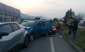 Salihli'de zincirleme kaza: 4 otomobil çarpıştı; 7 yaralı