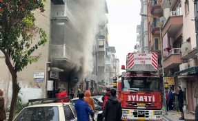 Şarjdaki batarya patladı, iş yerinde yangın çıktı