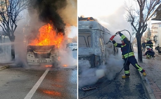 Seyir halindeki minibüs alev aldı!