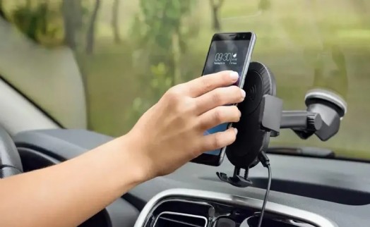 Şimdi de araçlarda ön cama telefon tutucu yasağı! Cezası ağır olacak...