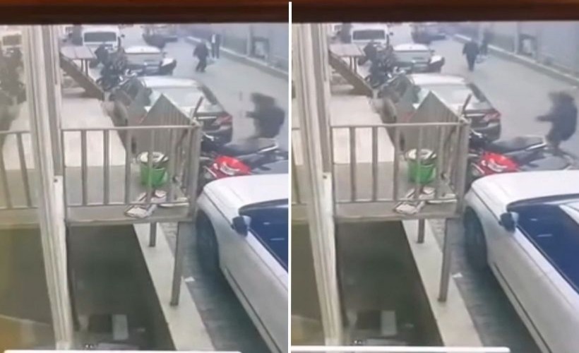 Sokağa düşen pencere korku dolu anlara neden oldu: O anlar kamerada!