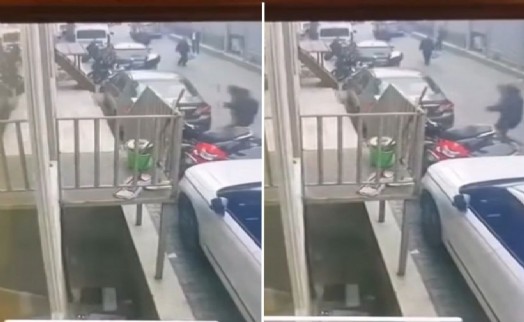 Sokağa düşen pencere korku dolu anlara neden oldu: O anlar kamerada!