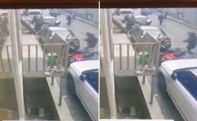 Sokağa düşen pencere korku dolu anlara neden oldu: O anlar kamerada!