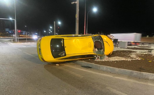 Takla atan taksi direğe çarptı
