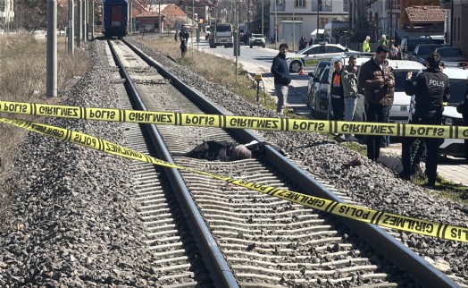 Talihsiz kadın tren yolunu geçemedi!