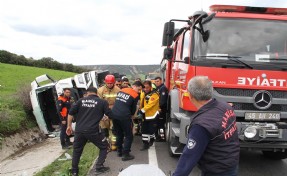 Tanker, yağmur suyu tahliye kanalına devrildi: 1'i ağır, 3 yaralı