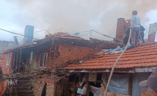 Tavşanlı’da 2 katlı ahşap ev yandı