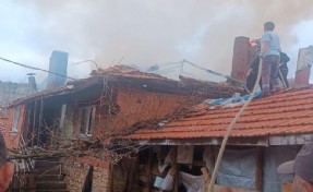 Tavşanlı’da 2 katlı ahşap ev yandı