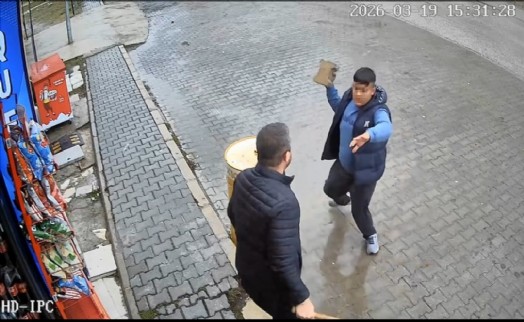 Tekel bayisinde taşlı sopalı kavga kamerada