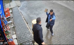Tekel bayisinde taşlı sopalı kavga kamerada