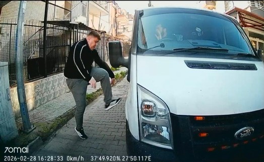 Trafikte tartıştığı kişinin kamyonetinin camını yumrukladı!
