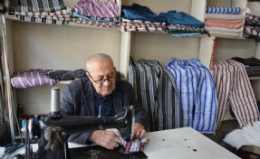 Yaşar Usta 60 yıldır çizgili pijama dikiyor