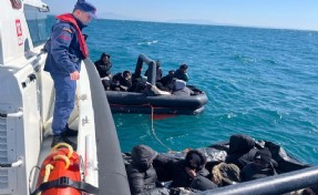 Yunan unsurları tarafından geri itilen 31 kaçak göçmen kurtarıldı