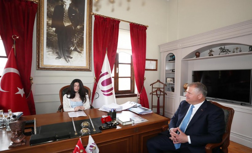 Urla Belediye Başkanlığı koltuğuna Türkiye’nin seçilmiş ilk çocuk meclisi başkanı oturdu