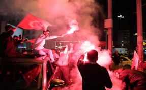 A Milli Takım'ın Dünya Kupası’na katılması İzmir'de kutlandı
