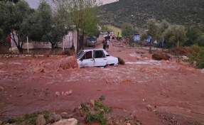 Adana'da sel felaketi: Akıntıya kapılan 22 yaşındaki genç kayboldu