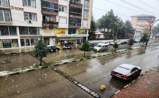 Afyon'da hava sertleşti: Kar geri döndü!