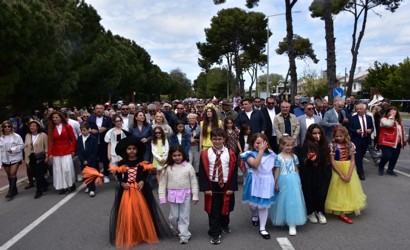 15. Alaçatı Ot Festivali renkli kortejle başladı