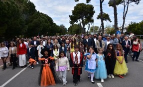 15. Alaçatı Ot Festivali renkli kortejle başladı