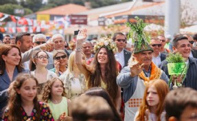 Alaçatı Ot Festivali’nin görkemli korteji ve 23 Nisan gururu bir arada