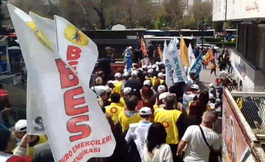 Ankara’da öğretmenler barikatı aştı: MEB önüne yürüdüler