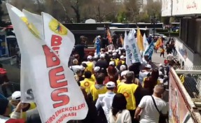 Ankara’da öğretmenler barikatı aştı: MEB önüne yürüdüler